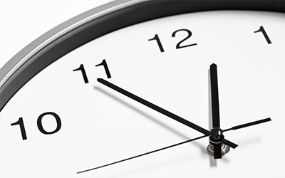 Moderne Uhr mit den Zeigern auf fünf Minuten vor ein Uhr